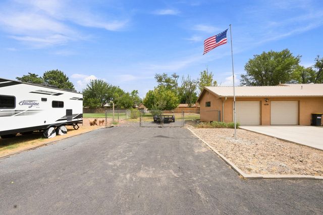 1670 Murray Loop, Bosque Farms, NM 87068