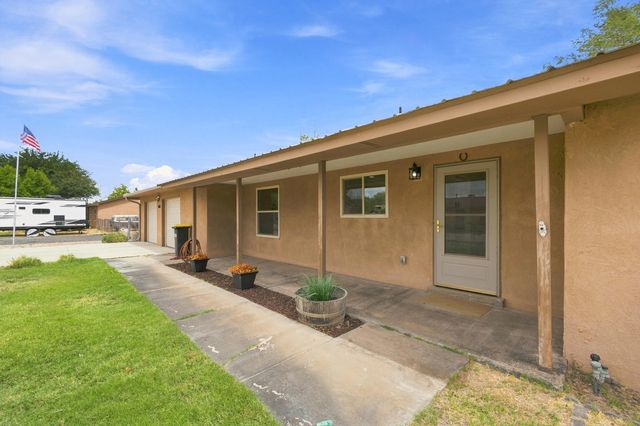 1670 Murray Loop, Bosque Farms, NM 87068