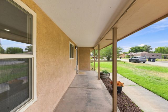 1670 Murray Loop, Bosque Farms, NM 87068