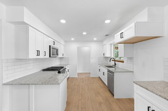 1670 Murray Loop, Bosque Farms, NM 87068