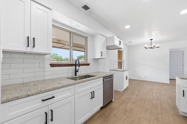 1670 Murray Loop, Bosque Farms, NM 87068