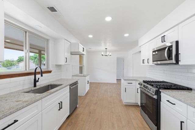 1670 Murray Loop, Bosque Farms, NM 87068