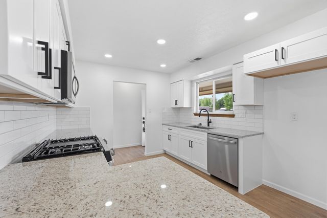 1670 Murray Loop, Bosque Farms, NM 87068