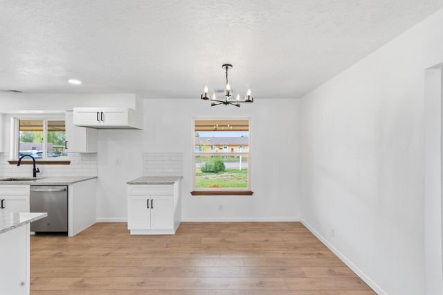 1670 Murray Loop, Bosque Farms, NM 87068