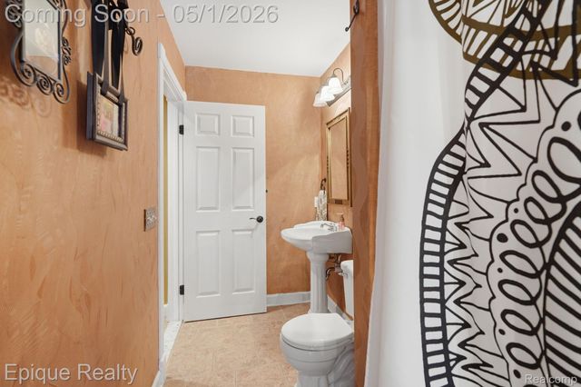 2568 Canoe Circle Drive, Orion Charter Township, MI 48360
