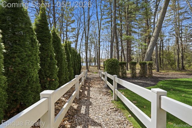 2568 Canoe Circle Drive, Orion Charter Township, MI 48360