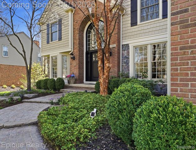2568 Canoe Circle Drive, Orion Charter Township, MI 48360