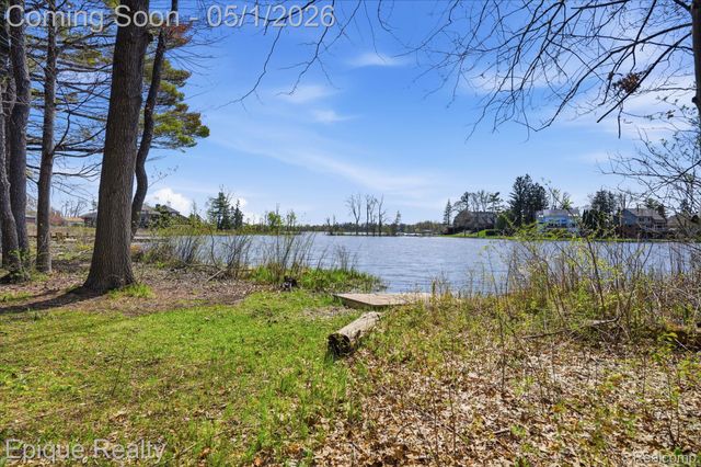 2568 Canoe Circle Drive, Orion Charter Township, MI 48360