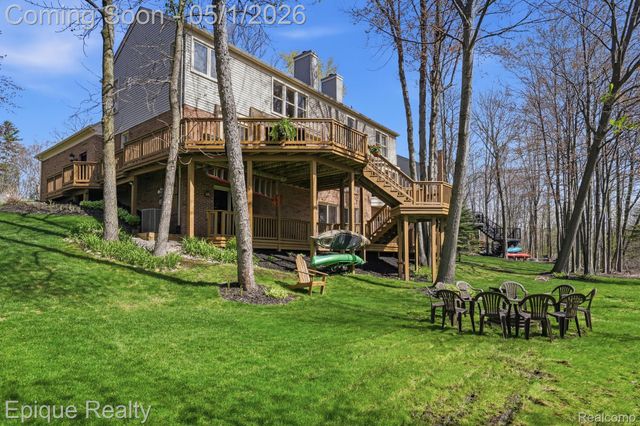 2568 Canoe Circle Drive, Orion Charter Township, MI 48360