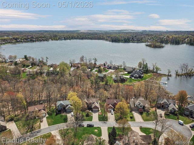 2568 Canoe Circle Drive, Orion Charter Township, MI 48360