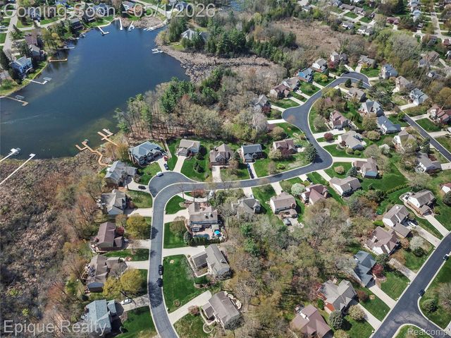 2568 Canoe Circle Drive, Orion Charter Township, MI 48360
