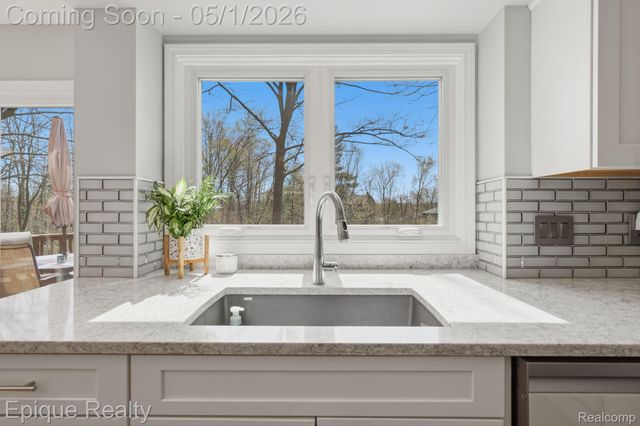 2568 Canoe Circle Drive, Orion Charter Township, MI 48360