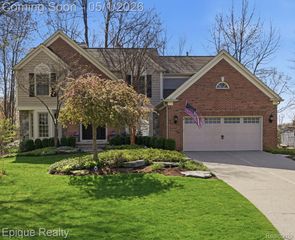 2568 Canoe Circle Drive, Orion Charter Township, MI 48360