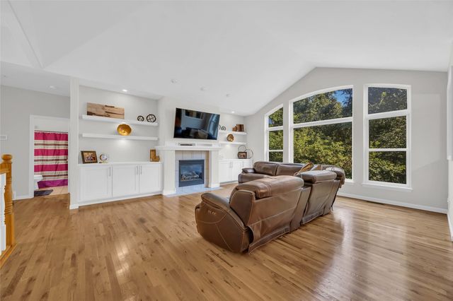 2722 Royal Oaks Dr NW, Swisher, IA 52338