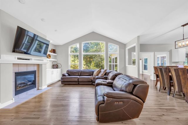 2722 Royal Oaks Dr NW, Swisher, IA 52338