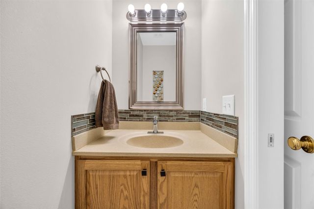 2722 Royal Oaks Dr NW, Swisher, IA 52338