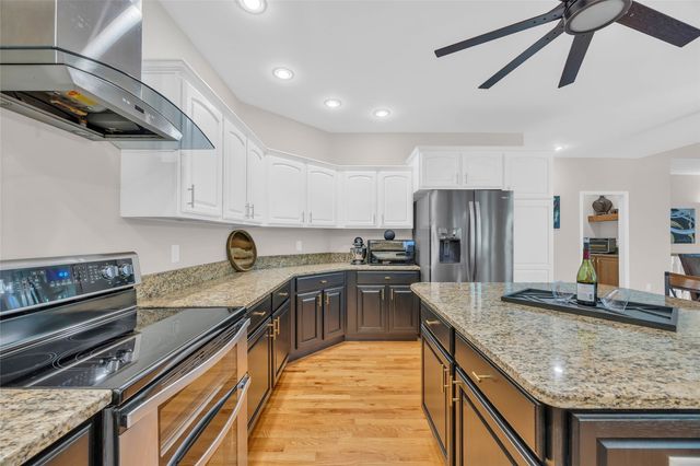 2722 Royal Oaks Dr NW, Swisher, IA 52338