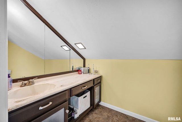 2401 W SHERMAN Avenue, West Peoria, IL 61604