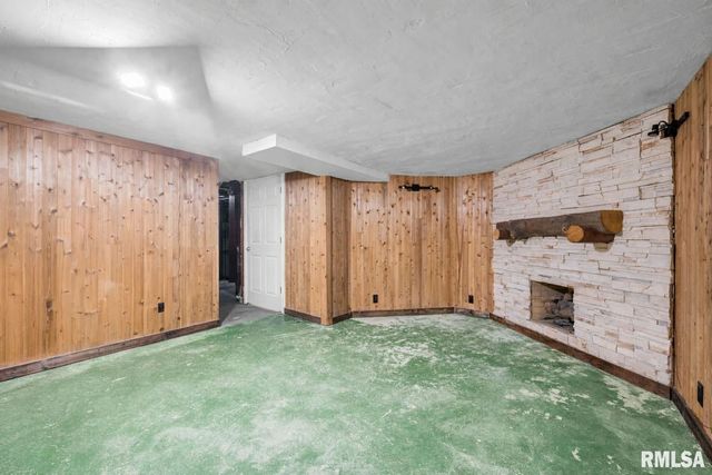 2401 W SHERMAN Avenue, West Peoria, IL 61604