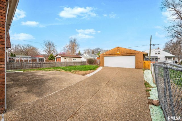 2401 W SHERMAN Avenue, West Peoria, IL 61604