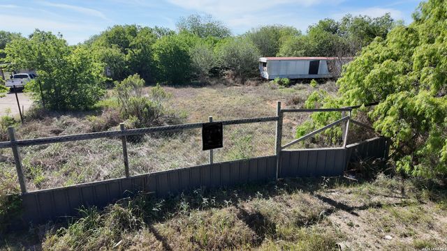 1419 Kayroe, Adkins, TX 78101