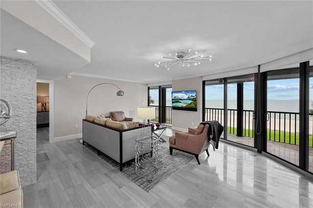 9653 Gulf Shore DR 203, Naples, FL 34108