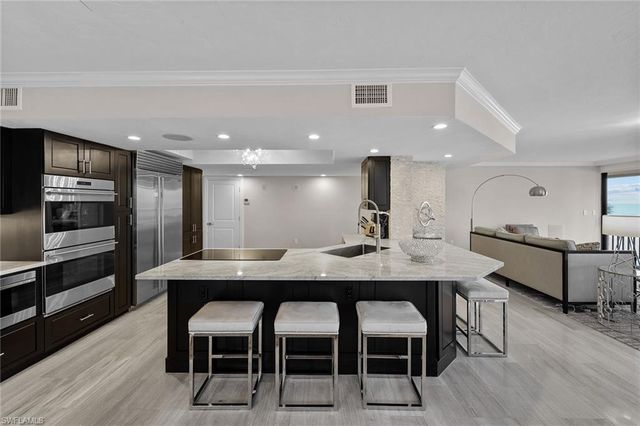 9653 Gulf Shore DR 203, Naples, FL 34108