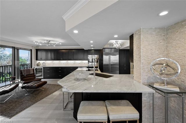 9653 Gulf Shore DR 203, Naples, FL 34108