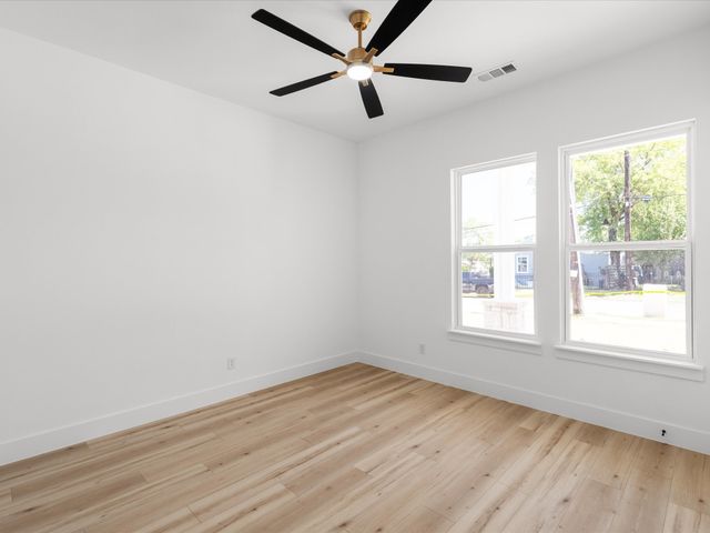 4233 Avenue H, Fort Worth, TX 76105