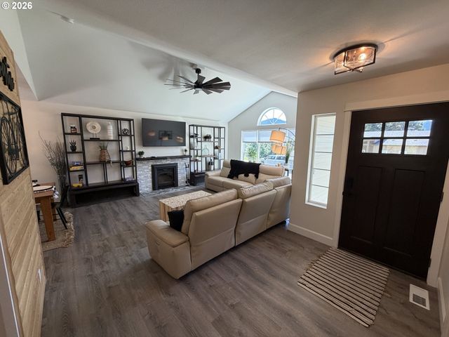 76705 HAZELDELL Ct, Oakridge, OR 97463