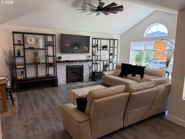 76705 HAZELDELL Ct, Oakridge, OR 97463