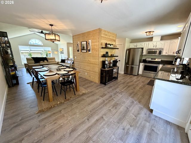 76705 HAZELDELL Ct, Oakridge, OR 97463