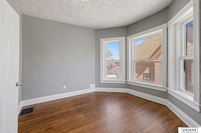 3833 Parker Street, Omaha, NE 68111