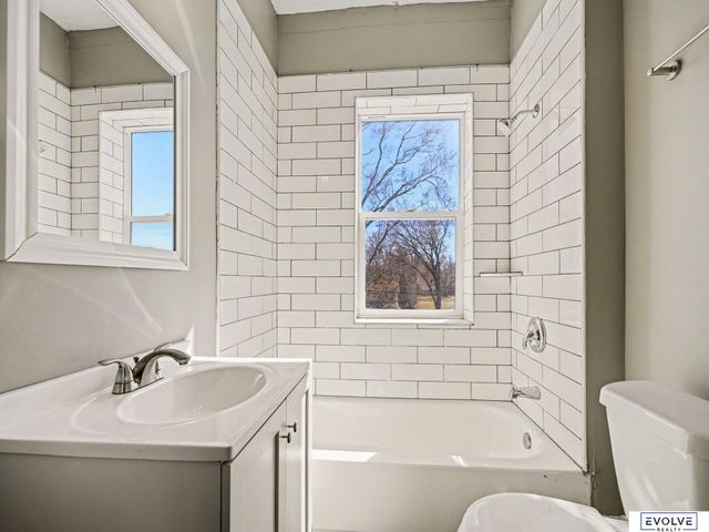 3833 Parker Street, Omaha, NE 68111