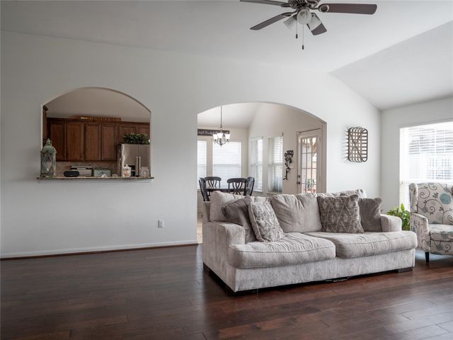 802 Sterling Court, Bay City, TX 77414