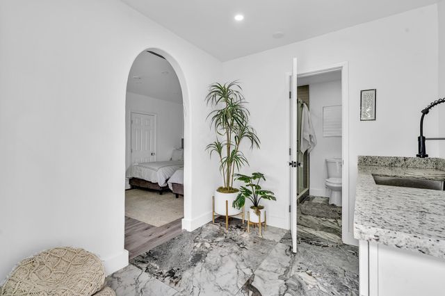 2001 N 52ND Avenue, Hollywood, FL 33021