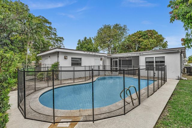 2001 N 52ND Avenue, Hollywood, FL 33021
