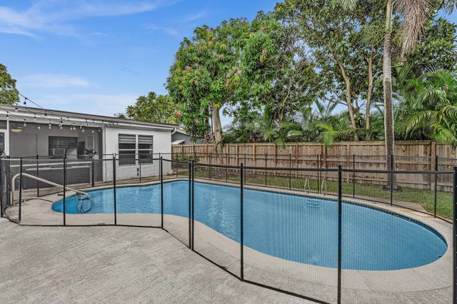 2001 N 52ND Avenue, Hollywood, FL 33021