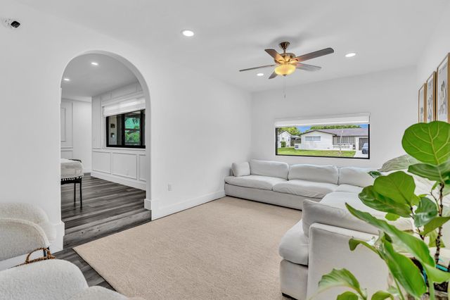 2001 N 52ND Avenue, Hollywood, FL 33021