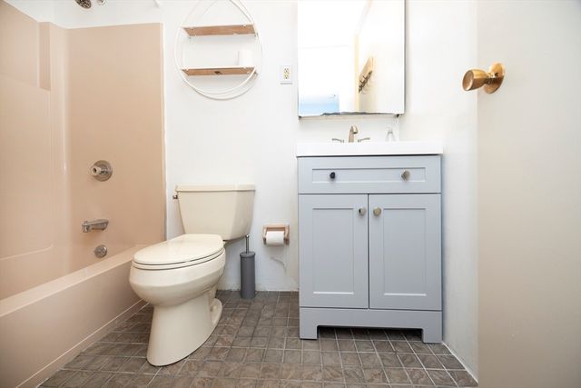 11 Leonard Rd 11, Boxborough, MA 01719