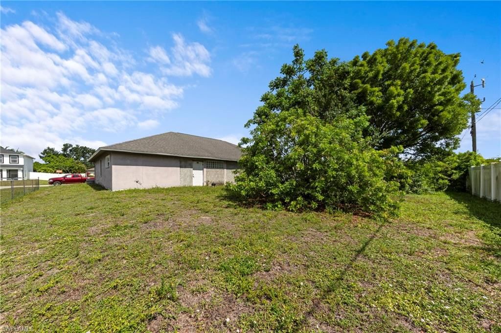Image 10 of property listing at 3001 1st PL, Cape Coral, FL 33914