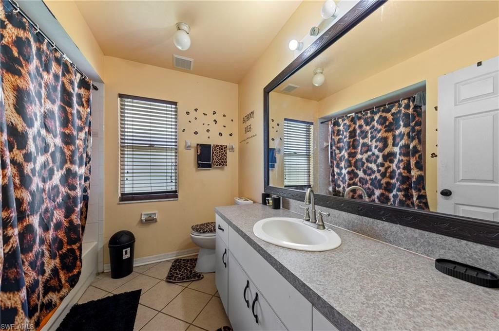 Image 8 of property listing at 3001 1st PL, Cape Coral, FL 33914
