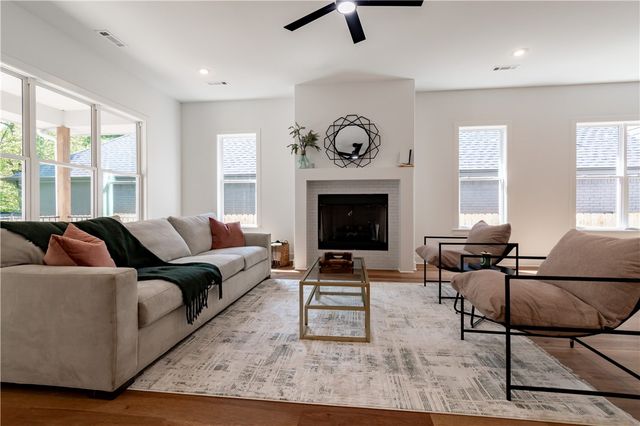 364 S College Avenue, Fayetteville, AR 72701