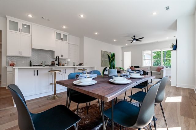 364 S College Avenue, Fayetteville, AR 72701