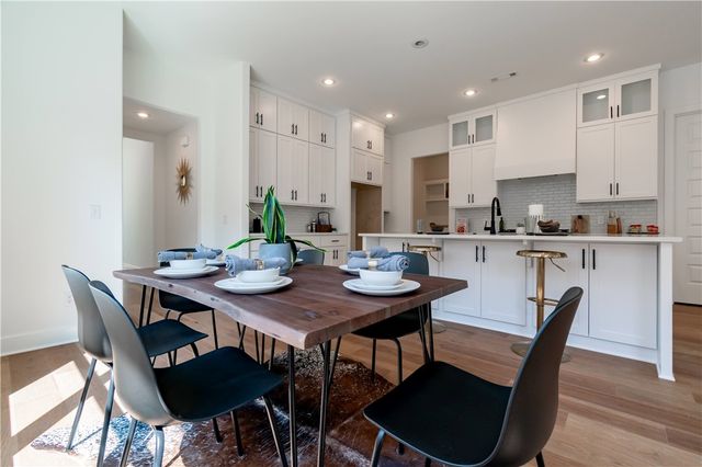 364 S College Avenue, Fayetteville, AR 72701