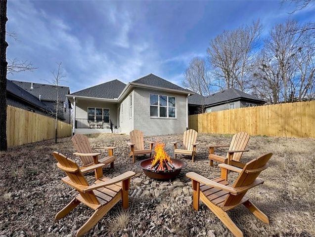 364 S College Avenue, Fayetteville, AR 72701