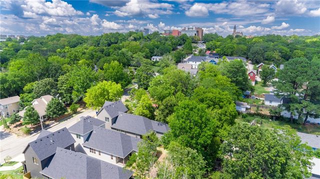 364 S College Avenue, Fayetteville, AR 72701