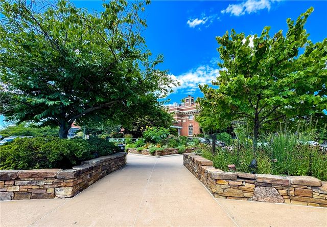 364 S College Avenue, Fayetteville, AR 72701