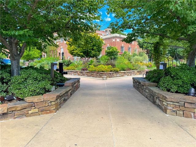 364 S College Avenue, Fayetteville, AR 72701