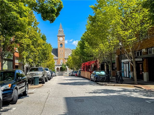 364 S College Avenue, Fayetteville, AR 72701